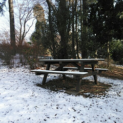 公園/雪をかぶった松ぼっくり/雪景色/どんぐりで作った昆虫/どんぐりで作ったお地蔵様/おでかけ/... 少しだけ、積もった雪。
いつもの公園にお…(9枚目)