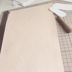 レザークラフト/ハンドメイド 型紙に合わせて革に線を描いています。
革…(1枚目)
