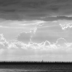 モノクロ/写真/モノクロ写真/海/風景/エンジェルラダー 瞬間的にみると、モノクロの風景写真なので…(1枚目)