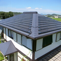 太陽光発電/屋根/省エネ/ナチュラル/自然/スマートハウス/... 寄棟の屋根一面に太陽光を設置し、屋根と調…(1枚目)