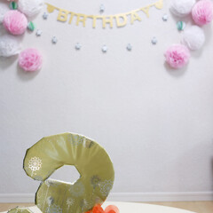 誕生日/飾り付け/デコ/100均/ダイソー 娘の誕生日用に作った撮影小道具。
3歳の…(1枚目)