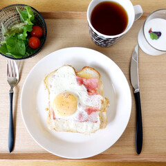 おうちごはん/朝食/目玉焼き/料理/パン 休みの日の朝食。

目玉焼きをパンに乗せ…(1枚目)
