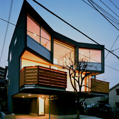 「柿の木を抱く家
設計：プライム一級建築士…」(1枚目)