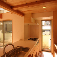 自然素材/狭小/変形敷地/ローコスト/光/風/... LDとオープンにつながるキッチン。
天板…(1枚目)