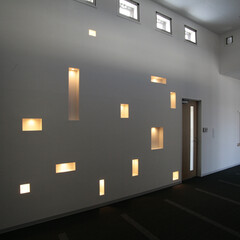 飾り窓/明かり 木造オフィスの玄関ホール壁に設けられた光…(1枚目)