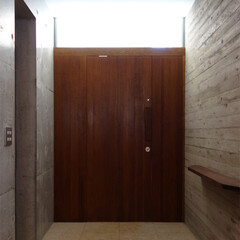 玄関/インテリア/打放し/ドア/ナラ/杉板/... 玄関ドアはナラ材で造り、上部には明かりと…(1枚目)