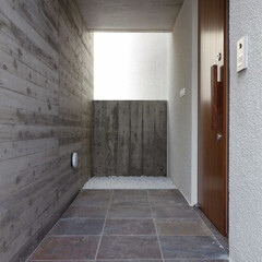 玄関/アプローチ/エントランス/ドア/玄関ドア/砂利/... 玄関アプローチです。
左側の壁は杉板型枠…(1枚目)
