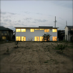夜景/外観/家/不動産・住宅/ローコスト 名古屋近郊に作った住宅です。
光源を電球…(1枚目)