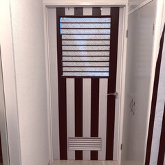 マスキングテープ/マステ/リビング/扉/ドア/廊下/... 茶色い木の木目ドアが白い部屋の雰囲気に合…(1枚目)