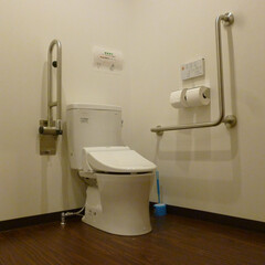 トイレ/便所/新築/リフォーム/介護/店舗 リハビリ型介護系施設のトイレです。
車い…(1枚目)