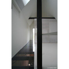 建築/住まい/建築デザイン/注文住宅/シンプル住宅 床の一部は透明で下階とつながります(1枚目)
