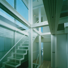 建築/建築デザイン/住まい/建築家/ガラス階段/透明ガラス/... ロフト階（屋上）へ行く階段　
トップライ…(1枚目)