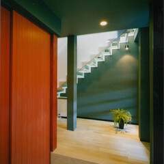 建築/建築家/建築デザイン/住まい/玄関/ウォークスルー/... 玄関
1階は玄関と、広く使いやすい収納を…(1枚目)