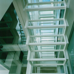 建築/建築デザイン/ガラス/ガラス階段/階段/トップライト/... ガラス階段を見上げる
アングルと強化ガラ…(1枚目)
