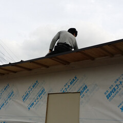 「屋根には防水材を張ってから
屋根材をうち…」(1枚目)