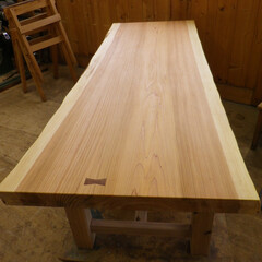 一枚板/ダイニングテーブル/杉/素朴 秋田杉の一枚板テーブルです。杉は素朴な雰…(1枚目)
