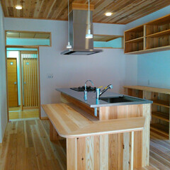 キッチンだいにんぐ/ダイニングキッチン/杉板/木の家/自然素材 無垢の杉板で造作したキッチン。床、天井も…(1枚目)