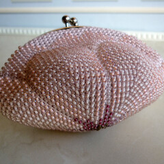 財布/がま口/ビーズ/ビーズ編み/サクラ/桜/... ビーズ編みのがま口の底の部分です。花芯の…(1枚目)