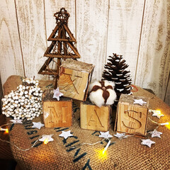 クリスマス/ディスプレイ/木製キューブ/ニトリ/コーヒー麻袋/コットンフラワー/... 茶色×白のクリスマスディスプレイ。
松ぼ…(1枚目)