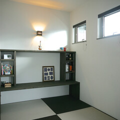 白と茶/造作家具/無垢建具/塗り壁/健康住宅/自然素材の家/... 琉球畳を2色使いモダンでスタイリッシュな…