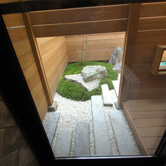 庭/坪庭/リノベーション/リフォーム/浴室・風呂 お風呂から庭を見る。庭はみえますが、隣地…(1枚目)