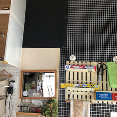 スノコ/DIY/100均/セリア/ダイソー キッチン横にセリアの黒板リメイクシートを…(1枚目)