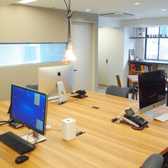 DIY/オフィス/ワークスペース/インダストリアル/建材/OSB合板/... 正方形のデスクは普通のオフィスのように隔…(1枚目)