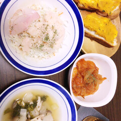 サラダ/スープ/フランスパン/エビチリ 今日の夜ご飯です☺️🍽🌙(1枚目)