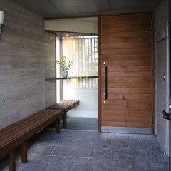 玄関ポーチ/ベンチ/世田谷 玄関ポーチから内部へと連続する木製ベンチ。(1枚目)
