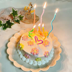 イルーシー300/お誕生日ケーキ/韓国風ケーキ/韓国風/手作りスイーツ/ロウソク/... 23歳娘の誕生日ケーキ
お花で飾りました…(3枚目)