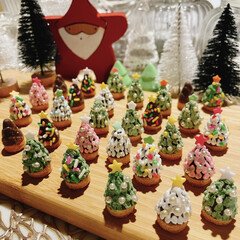 カラースプレー/ポリ袋/Xmas/クリスマスツリー/生クリーム/アラザン/... たけのこの里ツリー🎄
食べるツリー🎄
大…