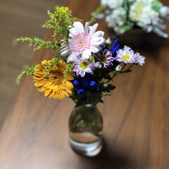 花 久しぶりにテーブルにお花💐🌸を飾ってみま…(1枚目)