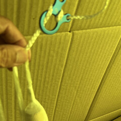 ダイソー/ハンドメイド/DIY 三つ編み平織のjig
縦長の棒に紐を絡め…(1枚目)