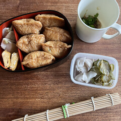 お弁当 おいなりさん弁当🍱

出汁巻玉子、笹かま…(1枚目)