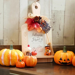 ハロウィンインテリア/ハロウィン雑貨/ハロウィンDIY/ハロウィンハンドメイド/ハロウィン飾り/100均アレンジ/... カッティングボードでハロウィン雑貨をDI…