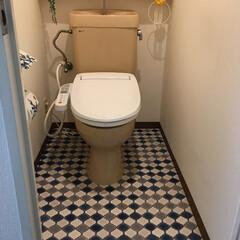 現状復帰/賃貸/トイレ/DIY/インテリア/住まい/... トイレの床に上からクッションフロアを敷き…(1枚目)