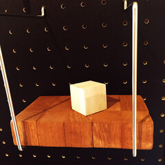 木工/簡単なDIY/簡単DIY/DIY/有孔ボード/100均/... ダイソーで買った木の立方体をポンドでくっ…(1枚目)