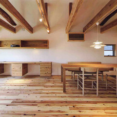 洋室、テーブル/デスク/白/ブラウン/ナチュラル/モダン/... 床、梁に杉の無垢材を使用している。机、テ…(1枚目)