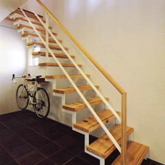 廊下/白/黒/石目柄/木目柄/ナチュラル/... 階段は檜の無垢材を使用しています。(1枚目)