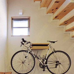 廊下/白/黒/ブラウン/石目柄/木目柄/... 階段下にクライアントの趣味である自転車を…(1枚目)
