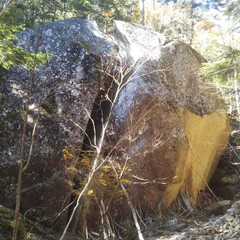 自然/山/山歩き/アイデア/ピクニック/子供/... 巨大な桃太郎岩の右下に・・・子びとがいま…(1枚目)