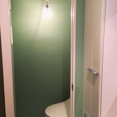 トイレ/色壁/リフォーム 築37年のマンションを購入。
リフォーム…(1枚目)