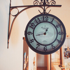 洋風 アメリカン 壁掛式 両面クロック ホワイト L 掛け時計 アンティーク風(観葉植物)を使ったクチコミ「お気に入りの壁時計です。両面タイプなので…」(1枚目)