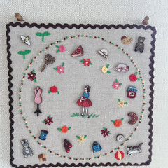 ワンバーガー/チワプー/刺繍/ウッドボタン/ファブリックボード/ハンドメイド/... 仕事が無く、何と6連休‼️いつも三月は1…