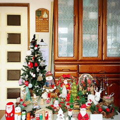 手作り/クリスマス/おうち時間/メリークリスマス/我が家のクリスマス2021/出窓/... クリスマスツリーの飾り付けが終わり🎄押し…(1枚目)