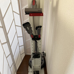 iRobot/ルンバ/ダイソン/キッチン壁紙/掃除機収納 我が家の掃除機の収納です…
3つ扉の衝立…(4枚目)