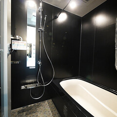 浴室・風呂/ヘッドレスト/黒い浴槽 高級感ある黒のバスルーム。ヘッドレストの…(1枚目)