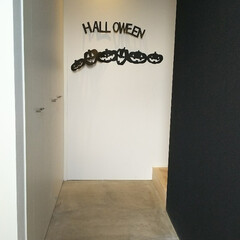 ハロウィン/DIY/玄関 黒の画用紙で作成して、玄関の壁に張り付け…(1枚目)