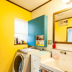 洗面所/お片付け/棚/洗濯機/愛知/名古屋 青の収納が印象的な洗面です。(1枚目)
