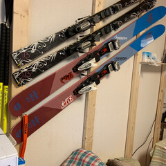 ラブリコ 2X4アジャスター オフホワイト DXO-1 LABRICO | 平安伸銅工業(棚受け)を使ったクチコミ「見せる収納でスキーを飾りました！

ラブ…」(1枚目)